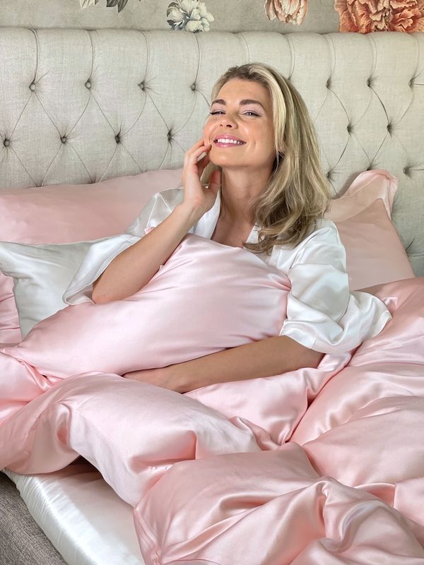 Sengesett i silke - rosa - glidelås