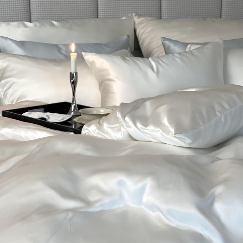 Sengesett i silke - hvit - glidelås