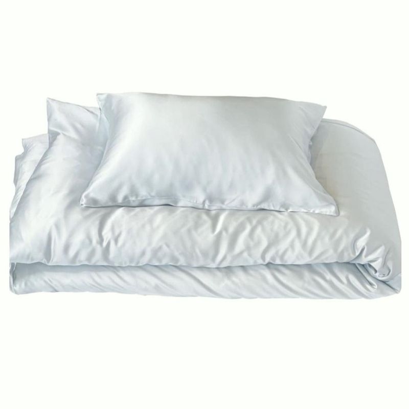 Sengesett i silke - isblå